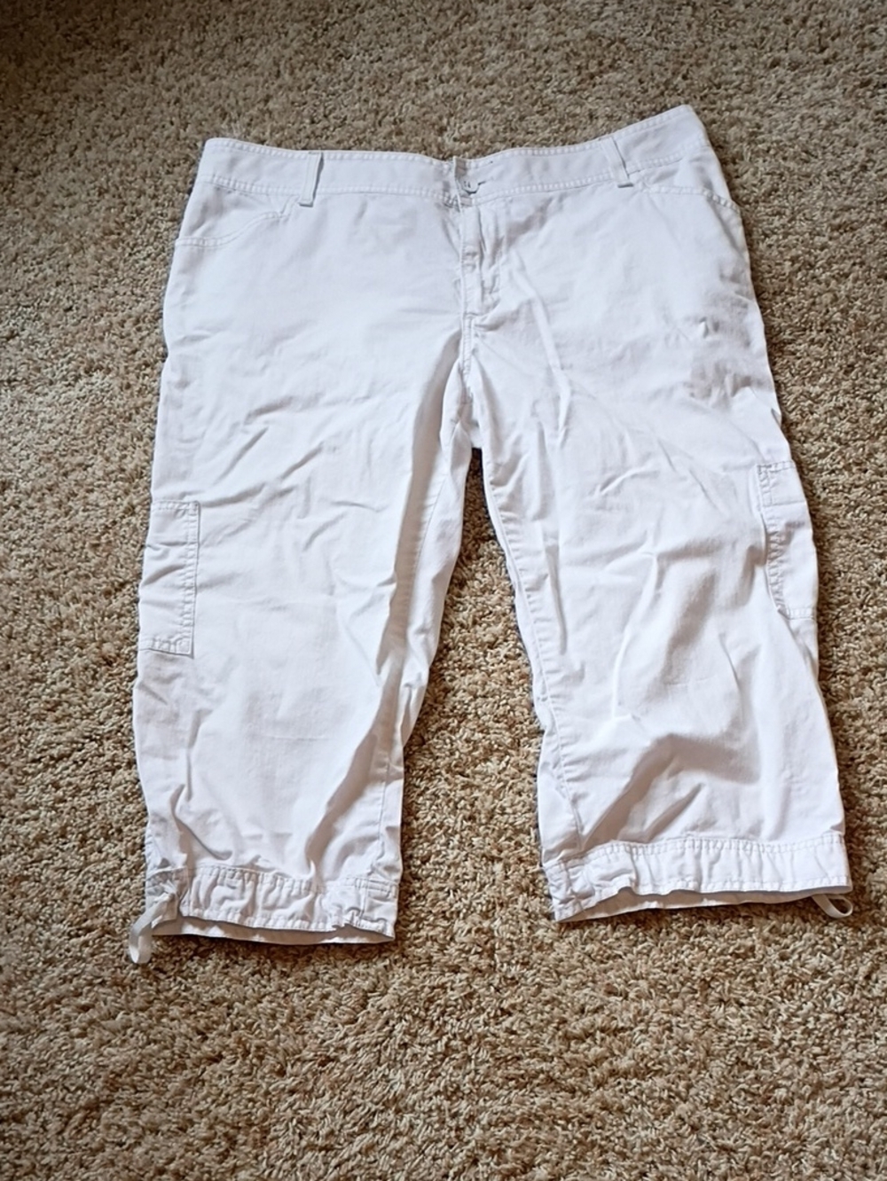 Levi's White Capris with Floral Waistband